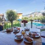 Isabella Hotel 3*
