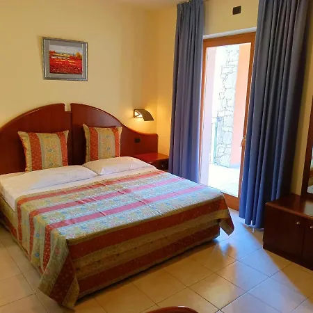 Isabella 3* Brenzone sul Garda