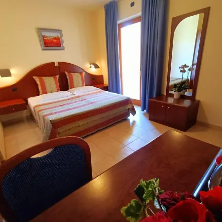 Isabella Hotel 3*